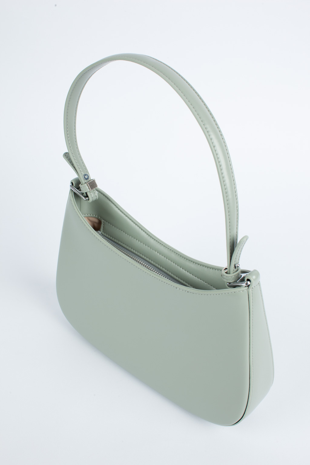 Оригинальная кросс-боди выполнена  из натуральной гладкой кожи  .Сумка закрывается на молнию с металлическим поводком. Внутри 2 боковых кармана для мелочей: открытый и на молнии.  В комплекте идут 2 съемных плечевых ремня: длина первого - 45 см, ширина - 2 см; второй - 125 см,  регулируется по длине, ширина - 1,5 см.