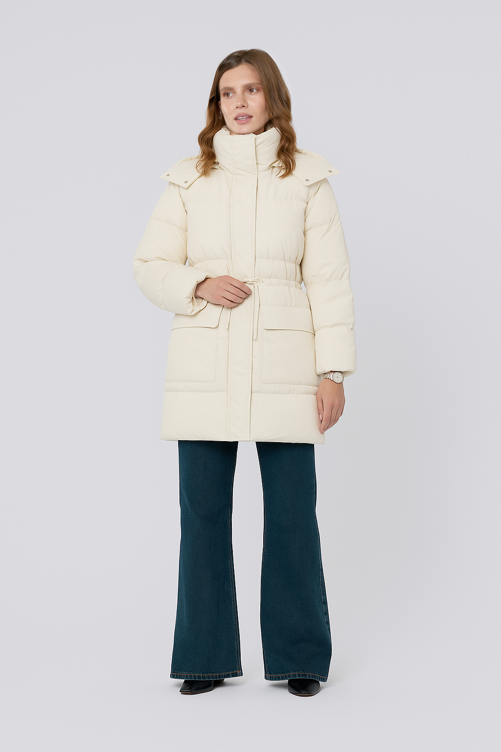 Современная модель пуховика в молочном цвете. В качестве наполнителя использовался отборный утиный пух в комбинации с перьями. Пуховик имеет съемный капюшон и эластичный пояс с кулиской, помогающий создать силуэт "песочные часы". Идеальный вариант для Идеальный вариант для городских луков и зимнего отдыха.
