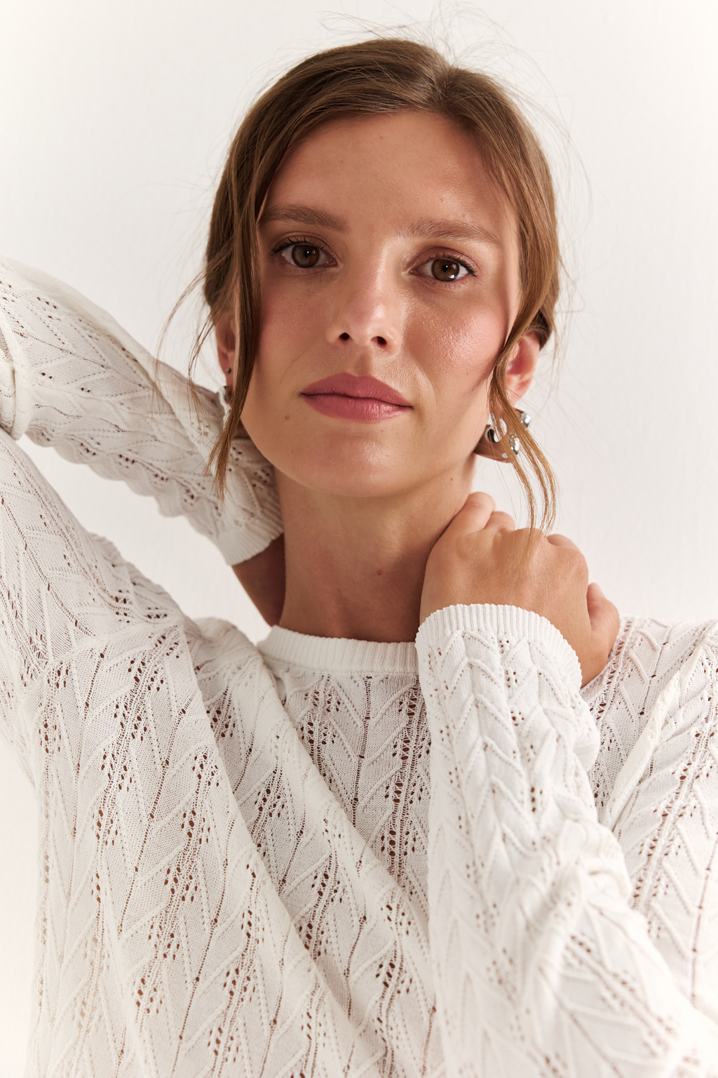 Джемпер прилегающего силуэта  ажурной вязки.