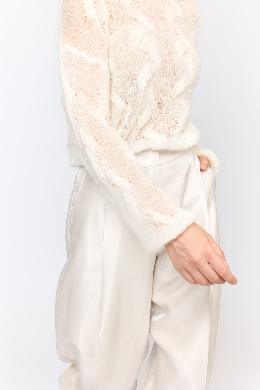 Джемпер со спущенным плечом, длинным рукавом, круглой горловиной  из пряжи с шерстью и мохером в составе. Легкий, как облако, с воздушной ажурной вязкой. Теплый и нарядный. Ярко выраженная фактура материала делает модель уникальной. Этот джемпер удачно дополнит поясные изделия из тканей с легким блеском или пайетками.