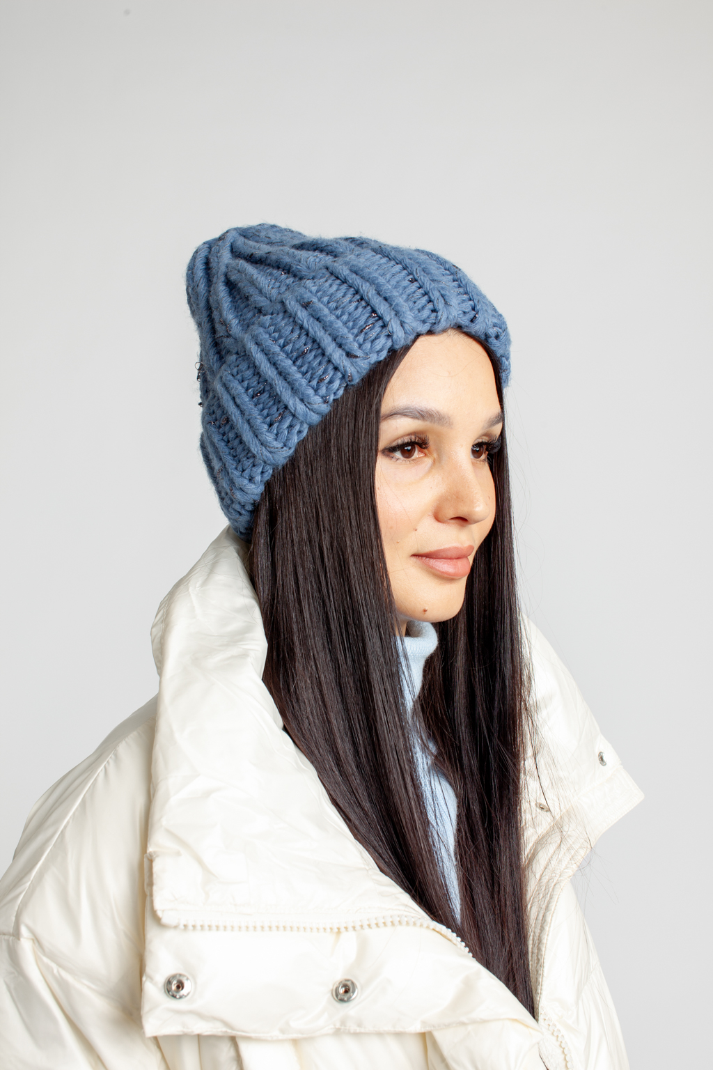 Шапка женская крупной вязки с отворотом.