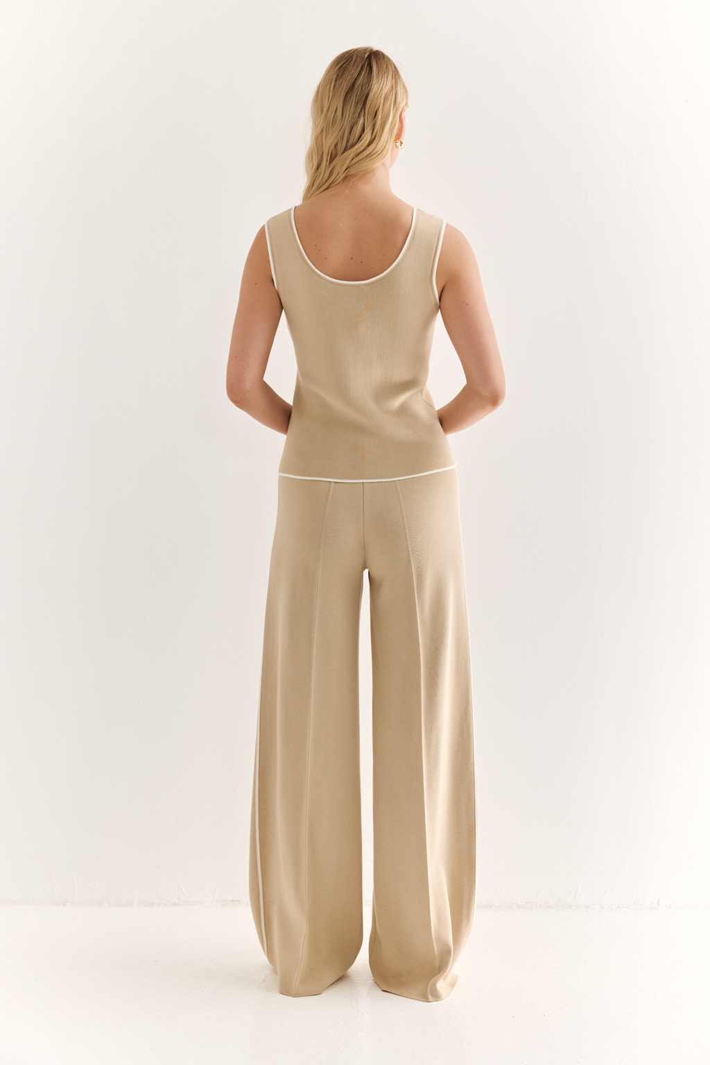 Брюки прямого силуэта со стрелкой и контрастным лампасом.