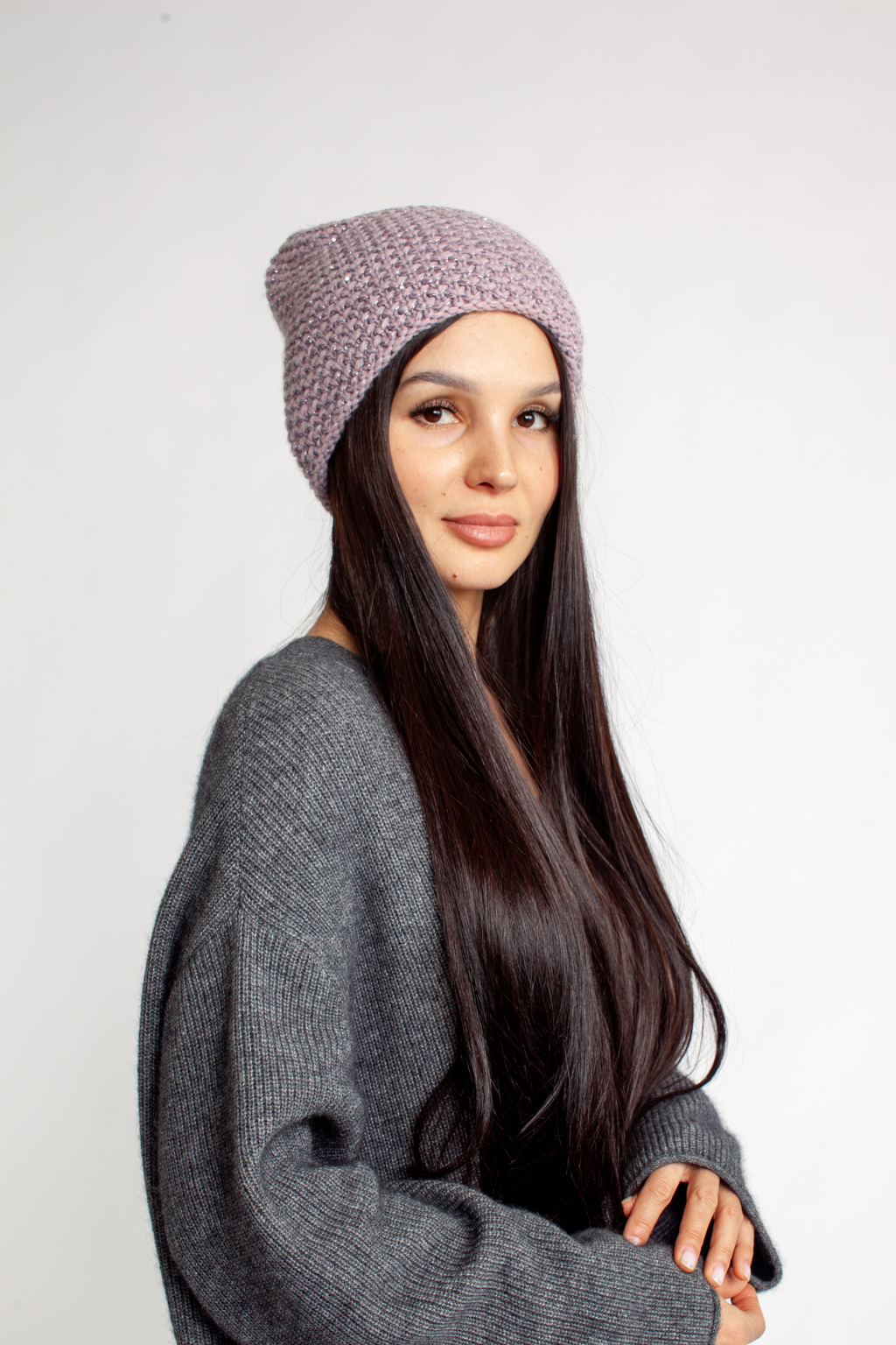Шапка женская с люрексом. Теплый и стильный головной убор, выполненный из пряжи альпаки, с добавлением шерсти и акрила. Шапка является совершенным аксессуаром для утепления в осенний и зимний сезон.