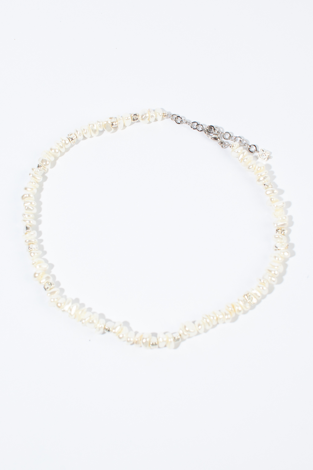 Лаконичное базовое колье из высококачественной белой майорки идеально дополнит образ. Длина колье 39-46 см. Фурнитура выполнена из гипоаллергенного сплава со стойким гальваническим покрытием.