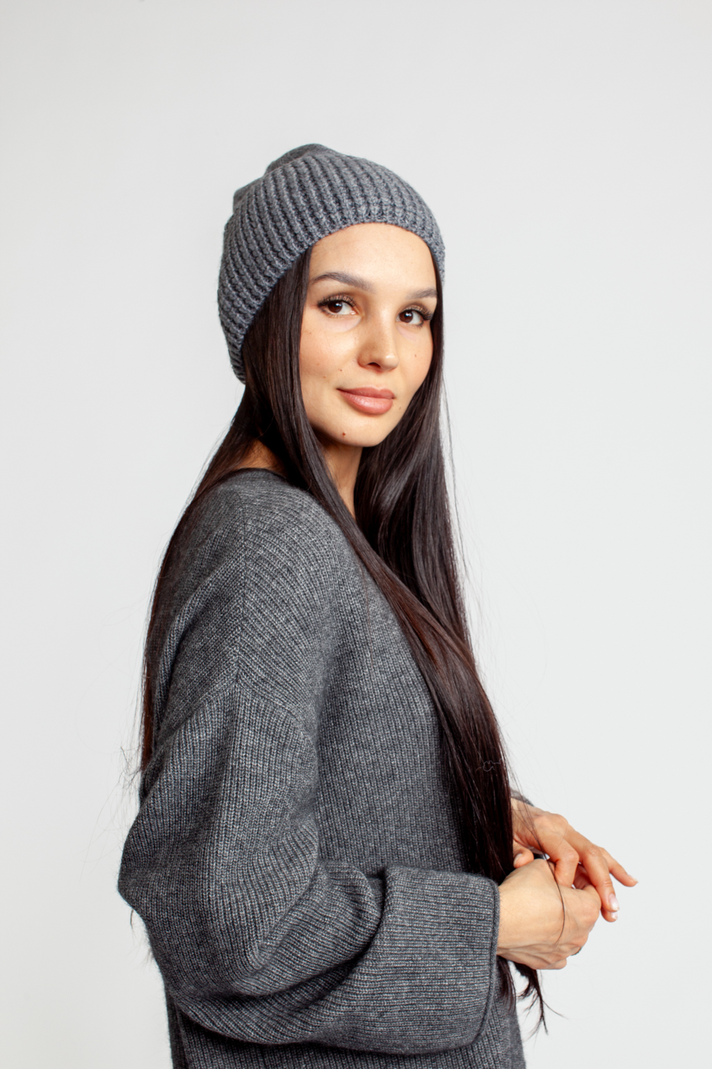 Шапка женская без отворота. Теплый и стильный головной убор для утепления в осенний и зимний сезон.