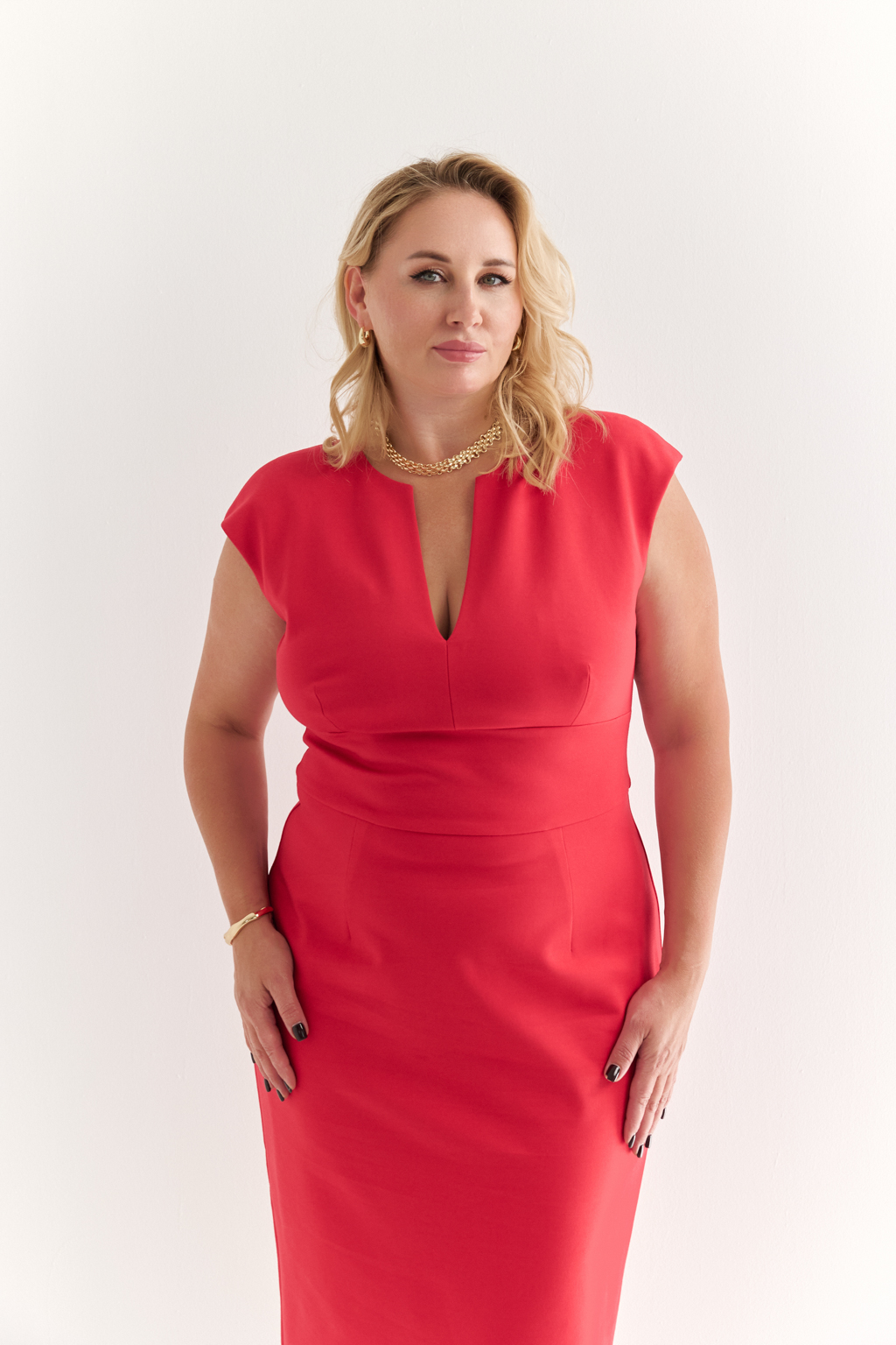 Платье с плечиками без рукавов с V-образным вырезом утягивающего силуэта длины миди из плотной костюмной ткани. Застежка на молнии. Идеально подчеркнет фигуру и не оставит равнодушным. Вискоза делает ткань приятной к телу, обеспечивает воздухопроницаемость и пластичность. Нейлон  обеспечивает  износостойкость и стабильность насыщенного цвета.  Преимущества ткани: ткань хорошо держит форму, мягко облегая фигуру. Не сминается, не требует особого ухода. Позволяет коже "дышать".