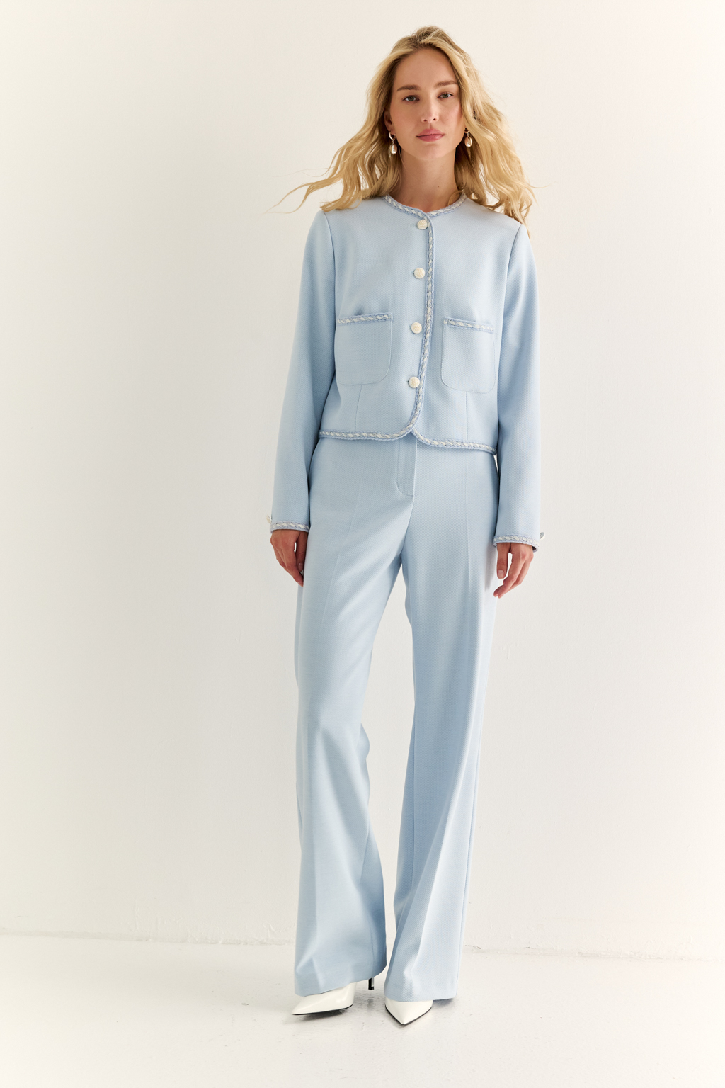 Жакет в стиле Chanel: вечная классика с характером. Икона женственности в новом прочтении — жакет в стиле Chanel с характерными элементами: округлым вырезом, выразительной декоративной тесьмой и крупными акцентными пуговицами. Прямой укороченный силуэт подчёркивает линию талии и делает модель идеальной как для офисного образа, так и для изысканного вечера. Накладные карманы добавляют практичности и шарма, а отделка по борту и рукавам формирует изящную рамку силуэта. Носите с юбкой, джинсами или брюками — он добавит статусности в любой комплект. Легендарный силуэт. Современное звучание.