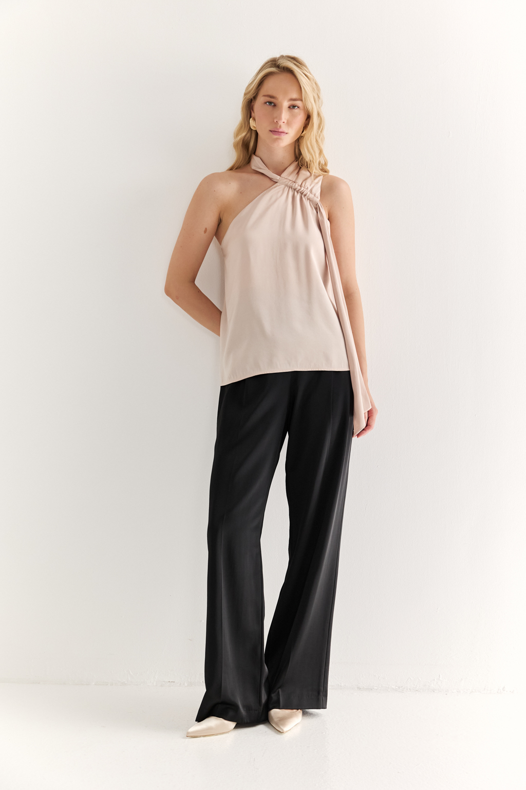 Топ с ассиметричной завязкой переходящей в шарф