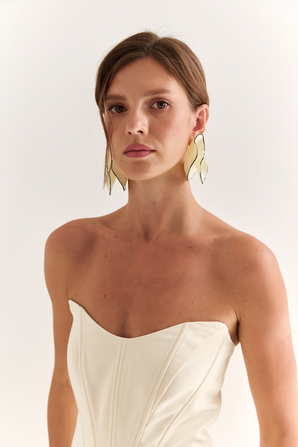 Корсет: точность формы и сила силуэта

Этот корсет создан для того, чтобы подчёркивать фигуру и собирать образ в единое целое. Анатомический крой, выточки и жёсткая конструкция формируют чёткий силуэт «песочные часы», акцентируя талию и зону декольте. Гладкая спинка и идеальная посадка делают модель комфортной и уверенной в носке.

Носите как самостоятельный элемент с брюками или юбкой, или в паре с жакетом — для яркого, структурного образа.

Минимум ткани — максимум характера.