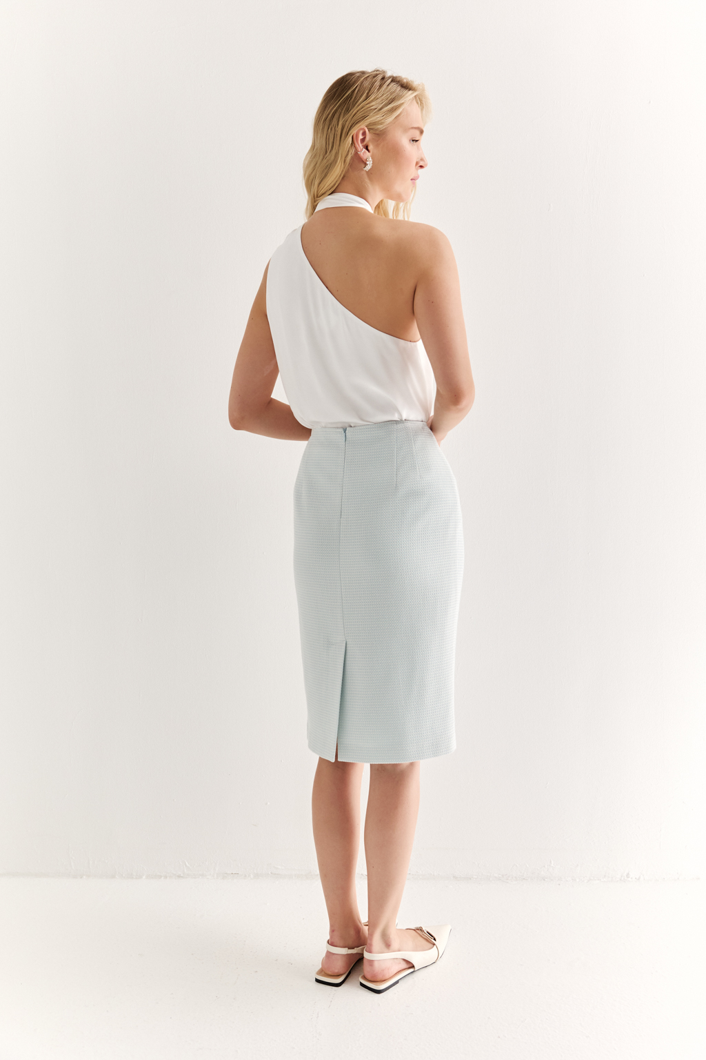 Топ с ассиметричной завязкой переходящей в шарф