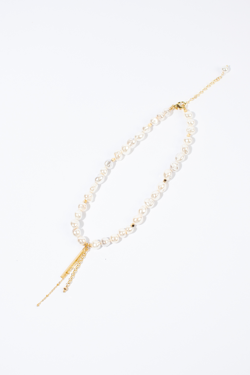 Лаконичное базовое колье из высококачественной белой майорки идеально дополнит образ. Фурнитура выполнена из гипоаллергенного сплава со стойким гальваническим покрытием.