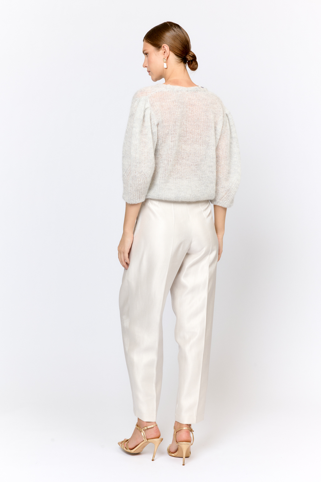 Легкий кардиган с центральной застежкой на пуговицы, V-образной горловиной и укороченным рукавом. Выполнен в премиальной пряже в составе которой, мохер и шерсть. Невесомый на вид, кардиган теплый и уютный. Мохер обладает множеством преимуществ: он легкий, обладает натуральным блеском, прочностью и долговечностью, отлично удерживает тепло. Кроме того, мохер устойчив к скатыванию и деформации. Модель кардигана умеренного объема с укороченным рукавом, идеальна для вечерних образов.