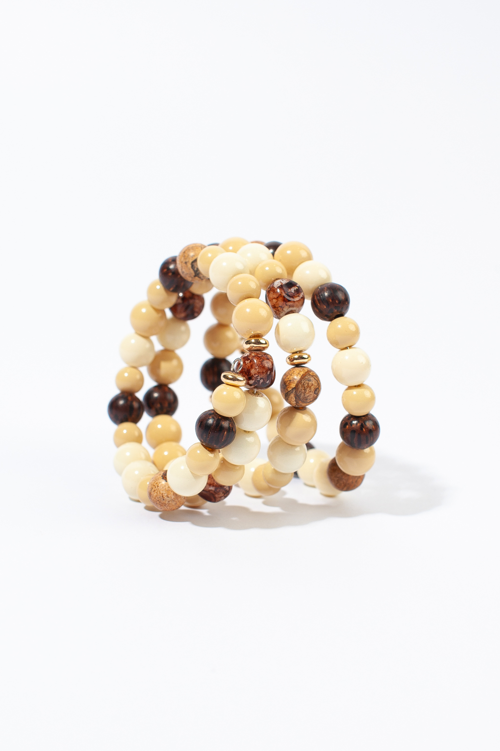 Стильный браслет из натуральной яшмы выполнен вручную. Дополнен бусинами из акрила и фурнитурой из гипоаллергенного металла.