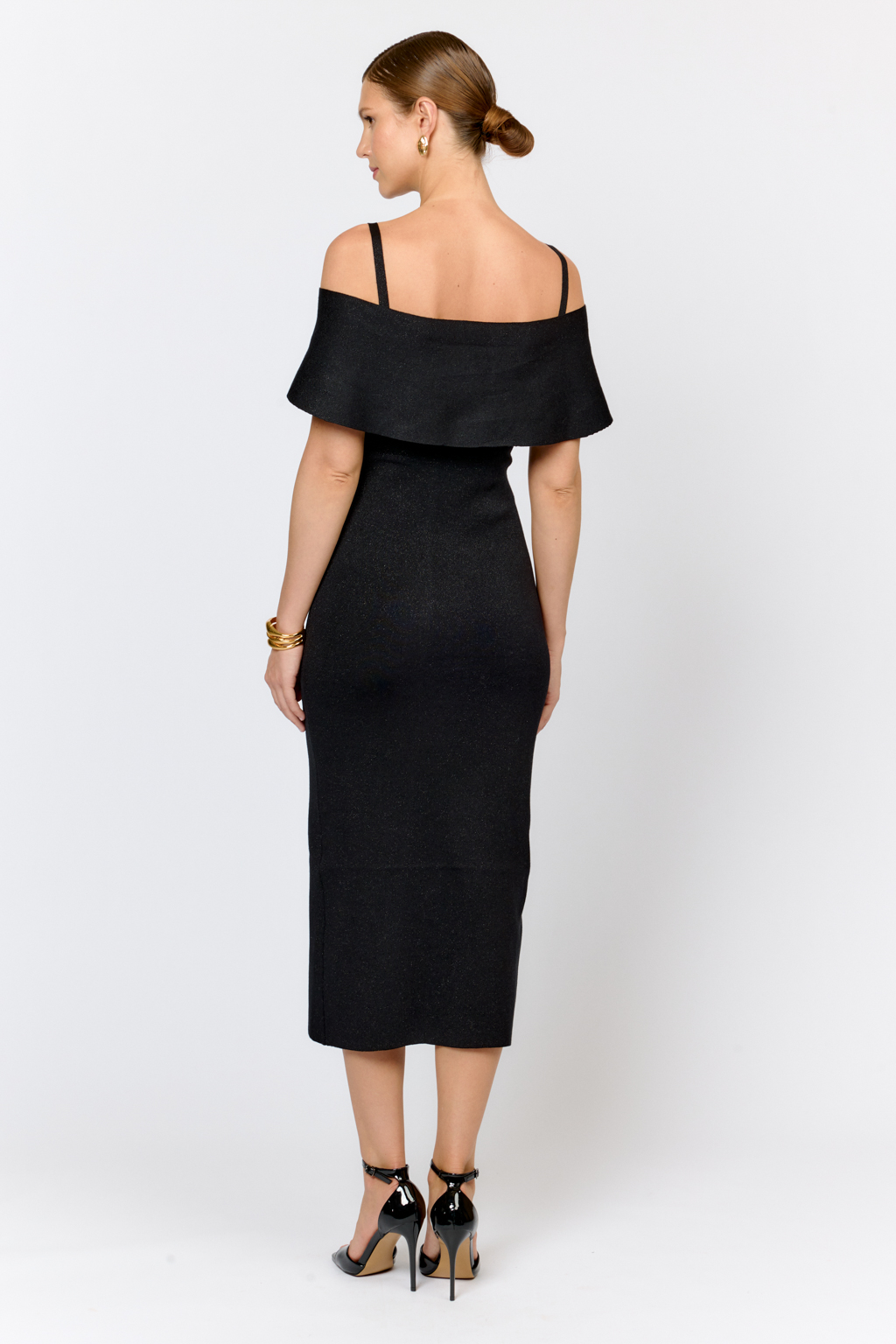 Платье прилегающего силуэта с открытыми плечами, на бретелях и с пелериной. Длина миди. Элегантное платье, подчеркивающее фигуру, с красиво оформленной линией плеч создает современный вечерний образ, в котором вы будете чувствовать себя комфортно. Пряжа сохраняет тепло и комфорт, мягкая и приятная на ощупь, глубокий черный цвет создают премиальный вид.