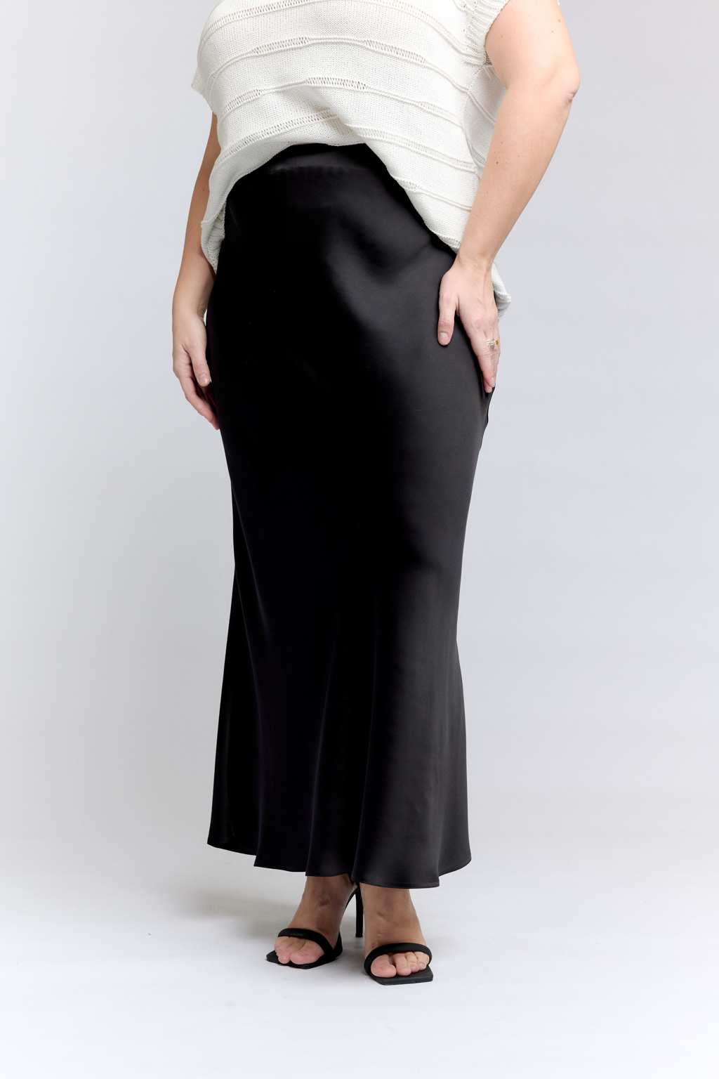 Струящаяся юбка прилегающего силуэта длиной макси.