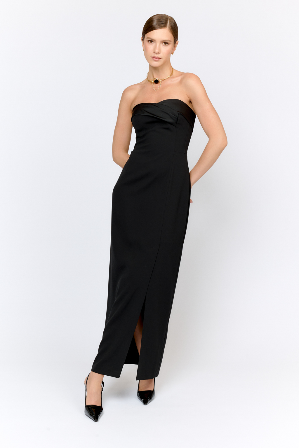 Колье обруч выполнено из металла золотого цвета со вставкой из черного агата. Дизайнерский стиль подчеркивается несколькими подвесками на цепи. Вся фурнитура выполнена из гипоаллергенного сплава со стойким гальваническим покрытием золотом. Длина колье составляет 34 см, вес: 37 гр.