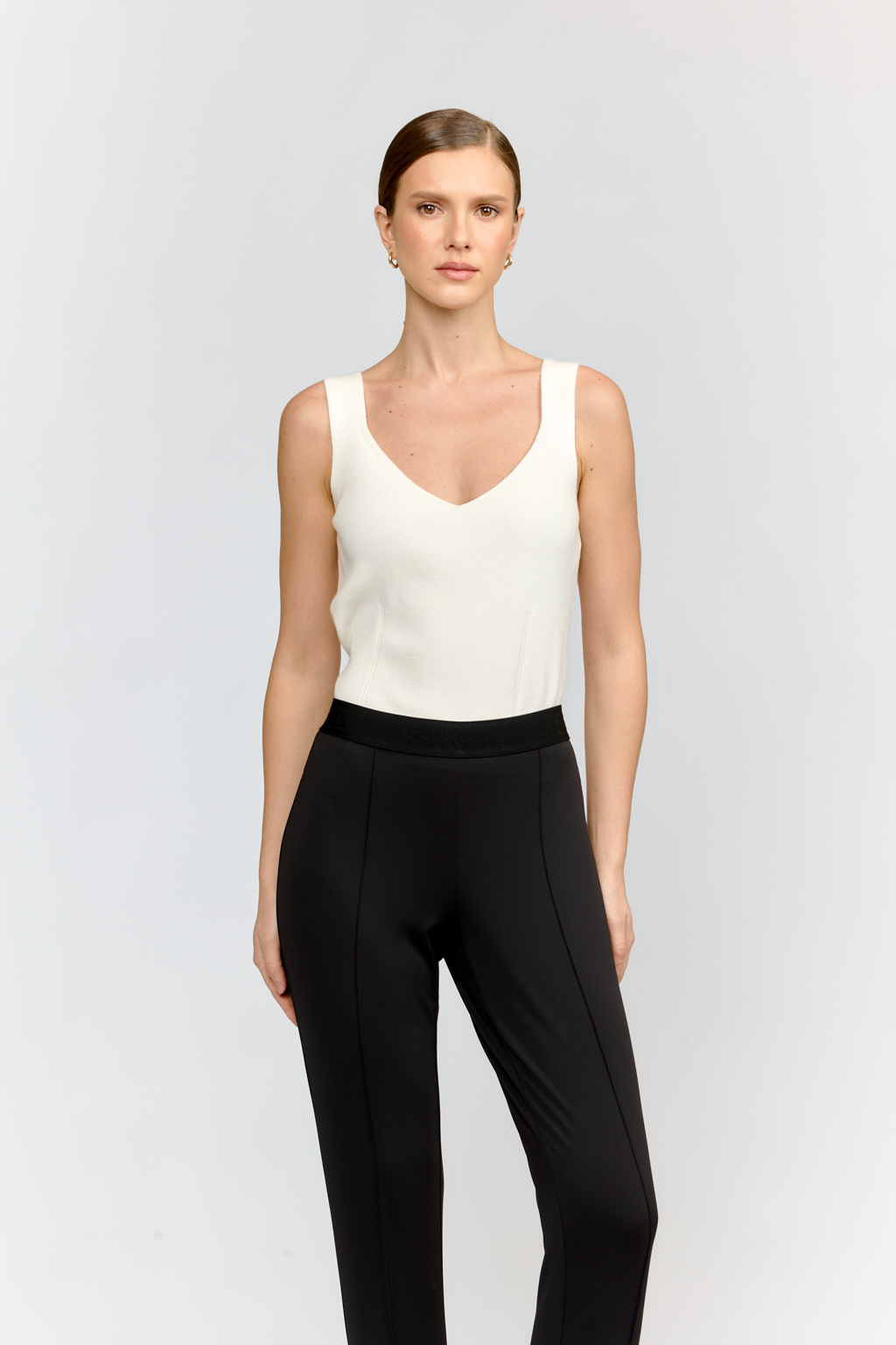 Леггинсы со штрипками из плотного эластичного трикотажа черного цвета — смелое решение для современного гардероба. Облегающая посадка выгодно подчеркет фигуру и сделает модель незаменимой для создания стильных образов. Идеально дополнят оверсайз-жакеты, удлинённые блузы и кожаные сапоги с высоким голенищем.