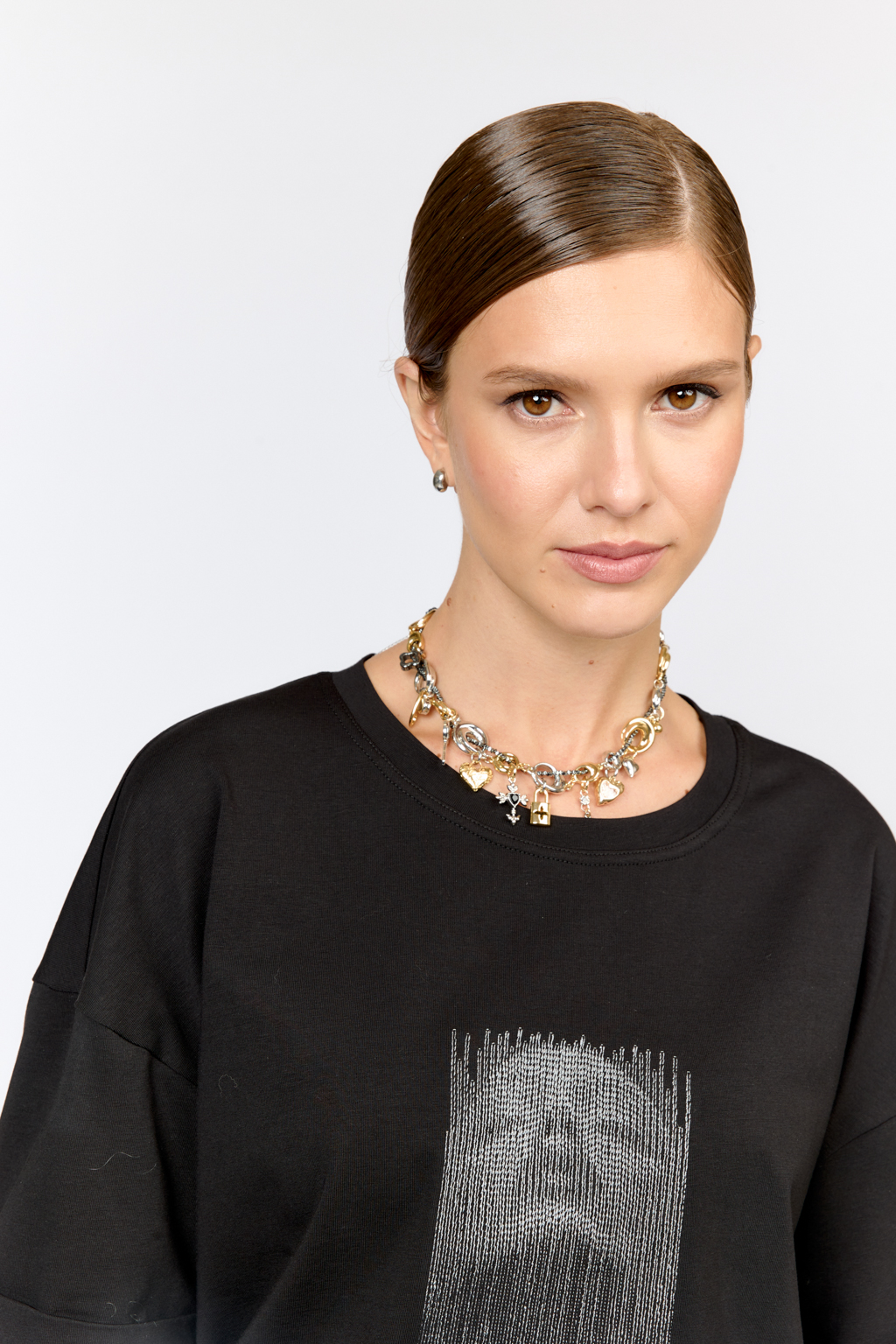 Оригинальное колье на основе металлической цепи с набором необычных подвесок в виде замка, креста, ключа, сердца и звезды. Фурнитура выполнена из гипоаллергенного сплава со стойким гальваническим покрытием золотом и серебром. Длина составляет 45 - 54 см, а вес – 109 гр.