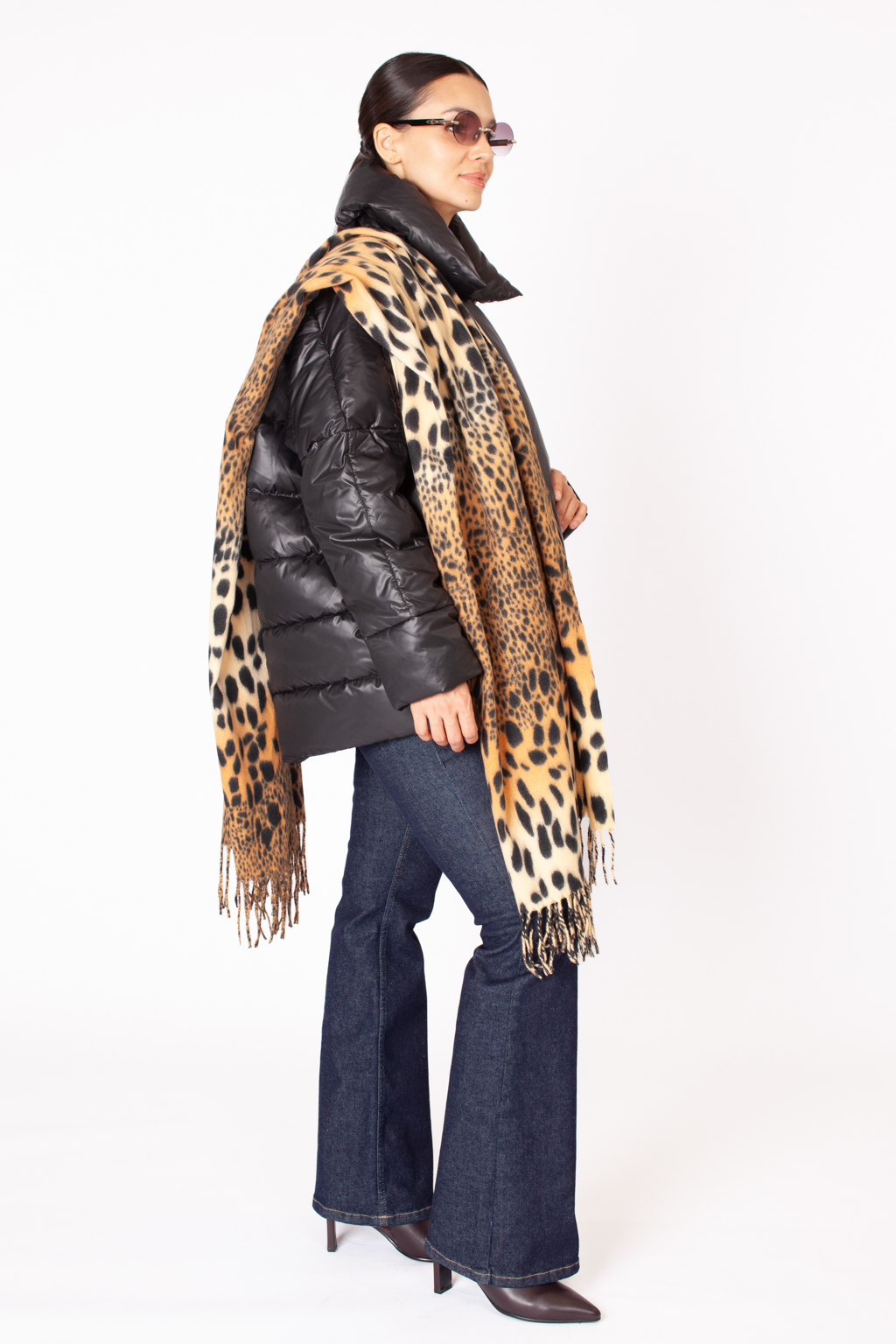 Шарф с анималистичным принтом изготовлен из практичной и приятной на ощупь 100 % вискозы. Изделие согреет в прохладную погоду, защитит от ветра голову и шею, с легкостью адаптируясь к различным комплектам для межсезонья.