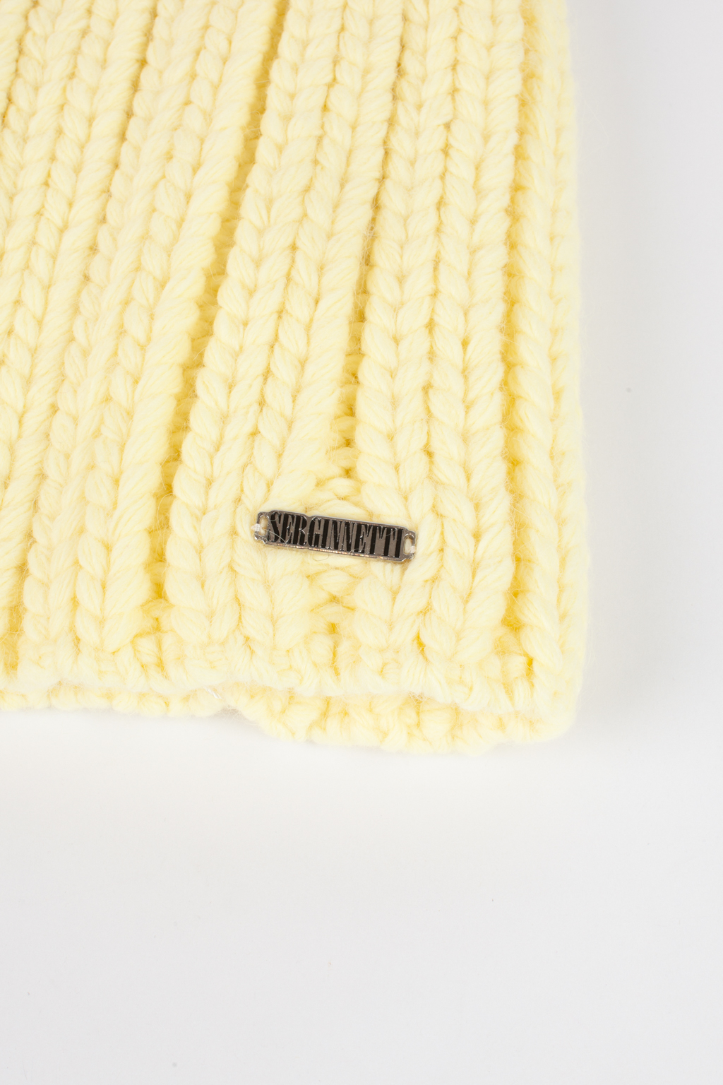 Шапка женская без отворота. Теплый и стильный головной убор для утепления в осенний и зимний сезон.