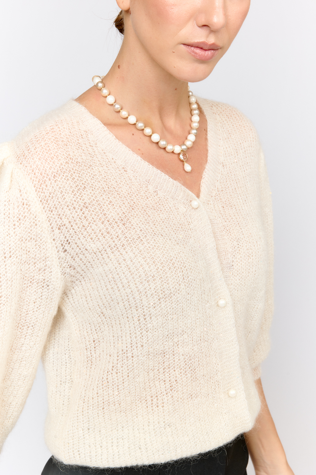 Изысканное колье из благородной майорки кремовых оттенков. Дополняется кулоном со вставкой из ювелирного стекла. Фурнитура выполнена из гипоаллергенного сплава со стойким гальваническим покрытием.