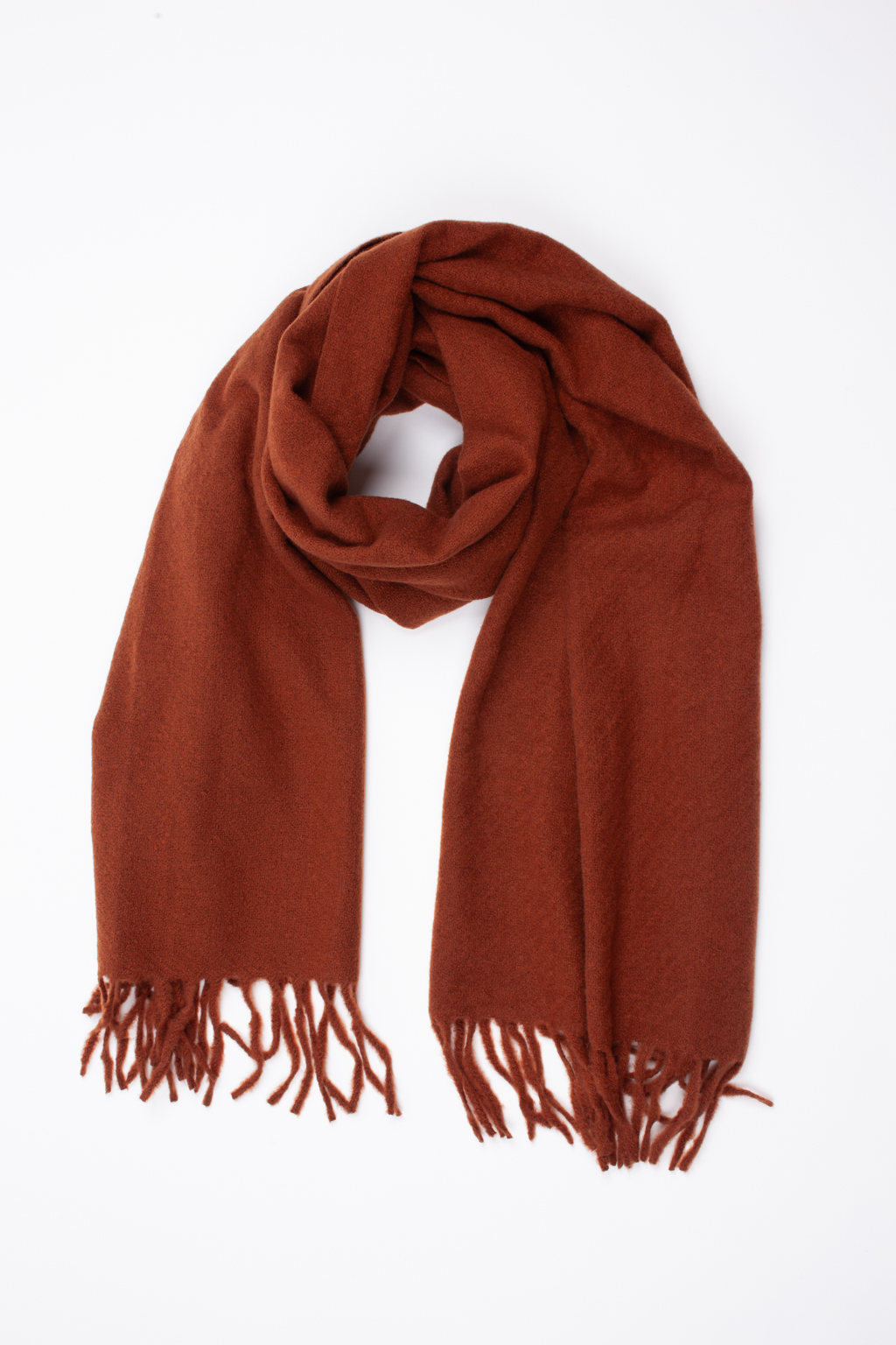 Однотонный лаконичный шарф изготовлен из практичной и приятной на ощупь 100 % вискозы. Изделие без принтов согреет в прохладную погоду, защитит от ветра голову и шею, с легкостью адаптируясь к различным комплектам для межсезонья.