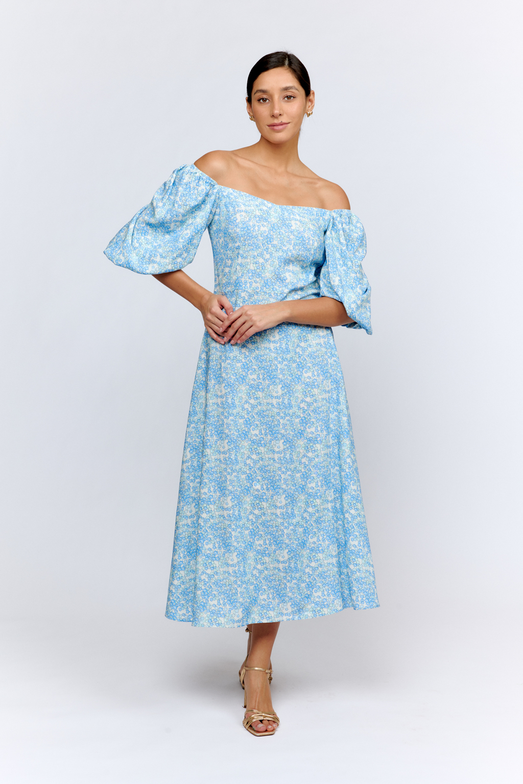 Платье длиной миди, с отрезной расклешенной юбкой, и фигурном вырезом горловины, рукавом на резинке.