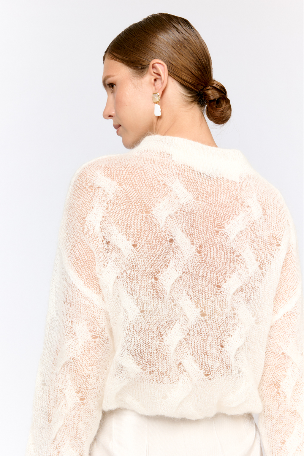 Джемпер со спущенным плечом, длинным рукавом, круглой горловиной  из пряжи с шерстью и мохером в составе. Легкий, как облако, с воздушной ажурной вязкой. Теплый и нарядный. Ярко выраженная фактура материала делает модель уникальной. Этот джемпер удачно дополнит поясные изделия из тканей с легким блеском или пайетками.