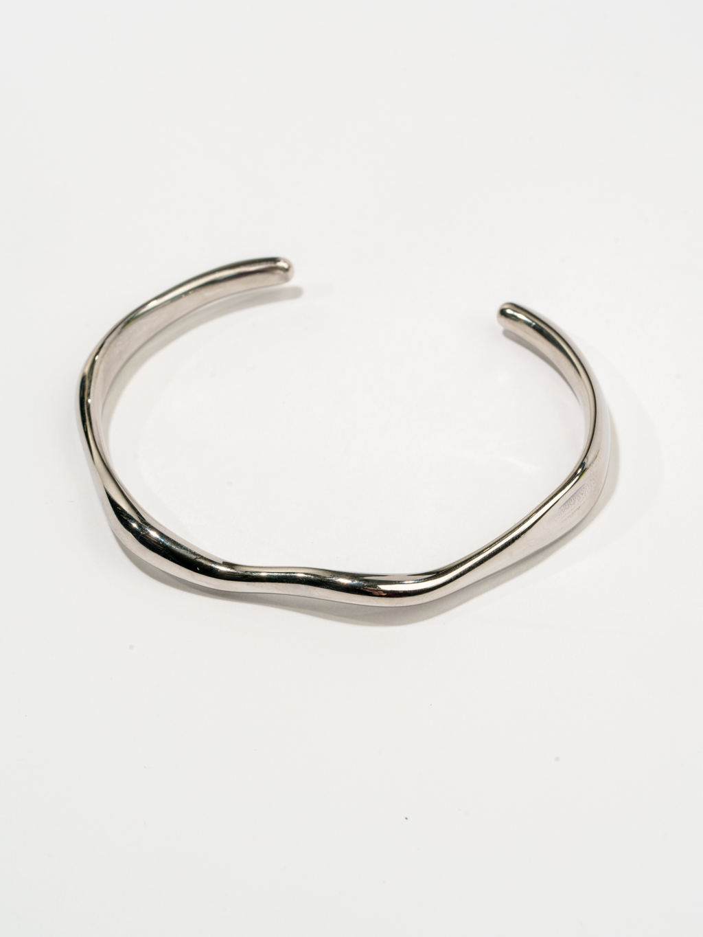 Базовый браслет выполнен из нержавеющей стали с гипоаллергенным покрытием.