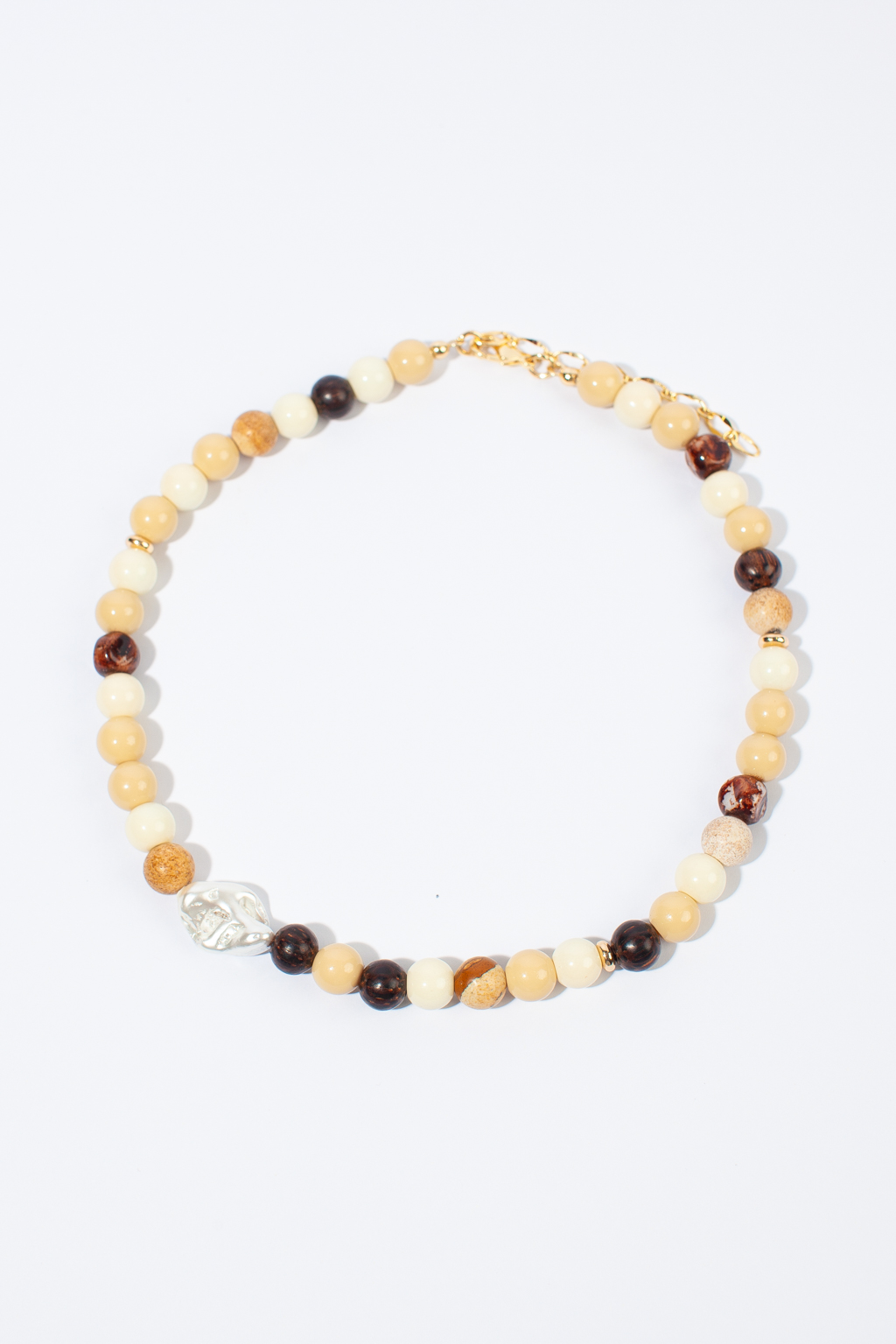 Стильное колье выполнено вручную с использованием натуральной яшмы. Длина изделия 40-50 см. Фурнитура выполнена из гипоаллергенного сплава со стойким гальваническим покрытием.