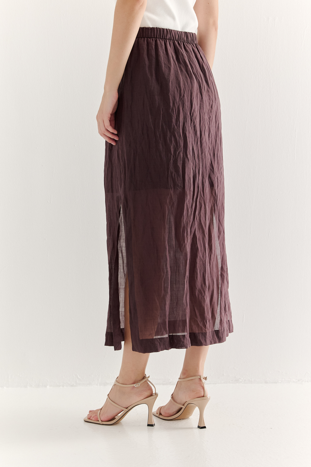 Универсальная прямая юбка отличается свободой кроя, позволяющей создать на её поверхности неповторимый крэш-эффект. Изготовленная из стопроцентной крапивы благородного коричневого оттенка, она обладает уникальной текстурой и естественной элегантностью. Эластичный пояс и разрезы в боковых швах обеспечивают оптимальный комфорт и удобство в движении. Эта юбка станет идеальным дополнением к жакетам из крапивы, льна и хлопка, а также прекрасно сочетается с трикотажными топами, создавая гармоничный и стильный образ. Для сохранения безупречного внешнего вида рекомендуется хранить платье в свернутом виде.