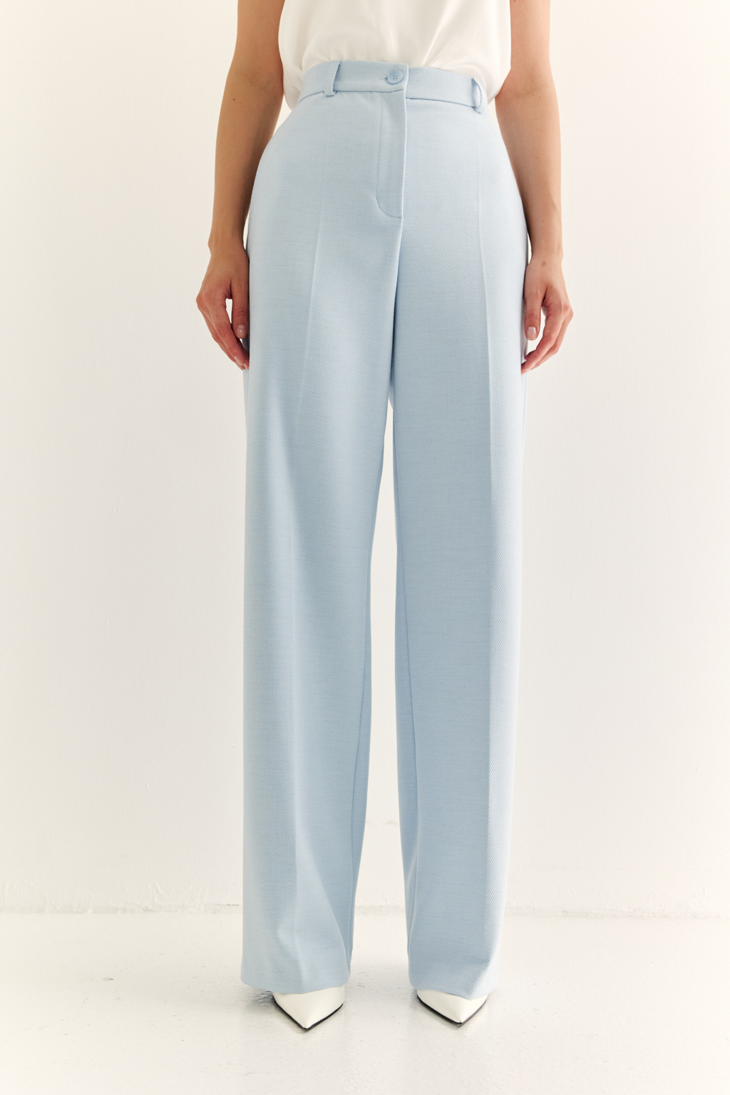 Классические брюки: основа безупречного гардероба. Прямые брюки с высокой посадкой и чёткими стрелками — это универсальный силуэт, который подчеркивает достоинства фигуры и вытягивает силуэт. Анатомичный пояс и лаконичные боковые карманы обеспечивают комфорт и чистоту линий, а гладкая спинка делает модель ещё более элегантной. Подходят для делового комплекта с жакетом, а также легко адаптируются в повседневный гардероб с рубашкой, топом или трикотажем. Брюки, которые не требуют усилий, чтобы выглядеть стильно. Форма, проверенная временем. Актуальность — в деталях.