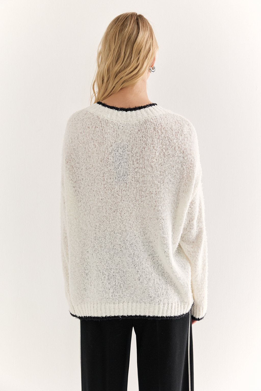 Джемпер с V-образным вырезом горловины.