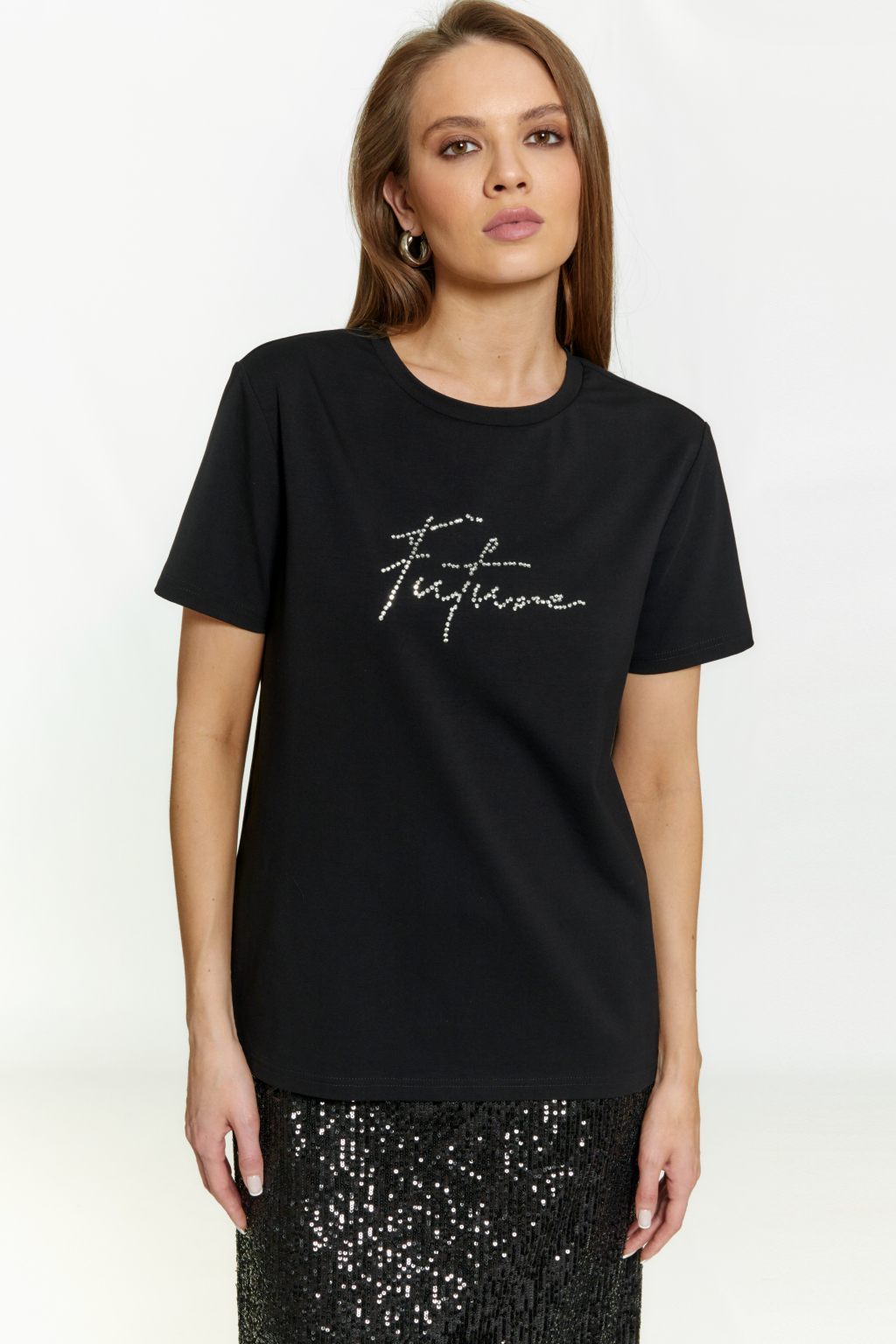 Футболка свободного силуэта с  короткими рукавами. По полочке термо декор.