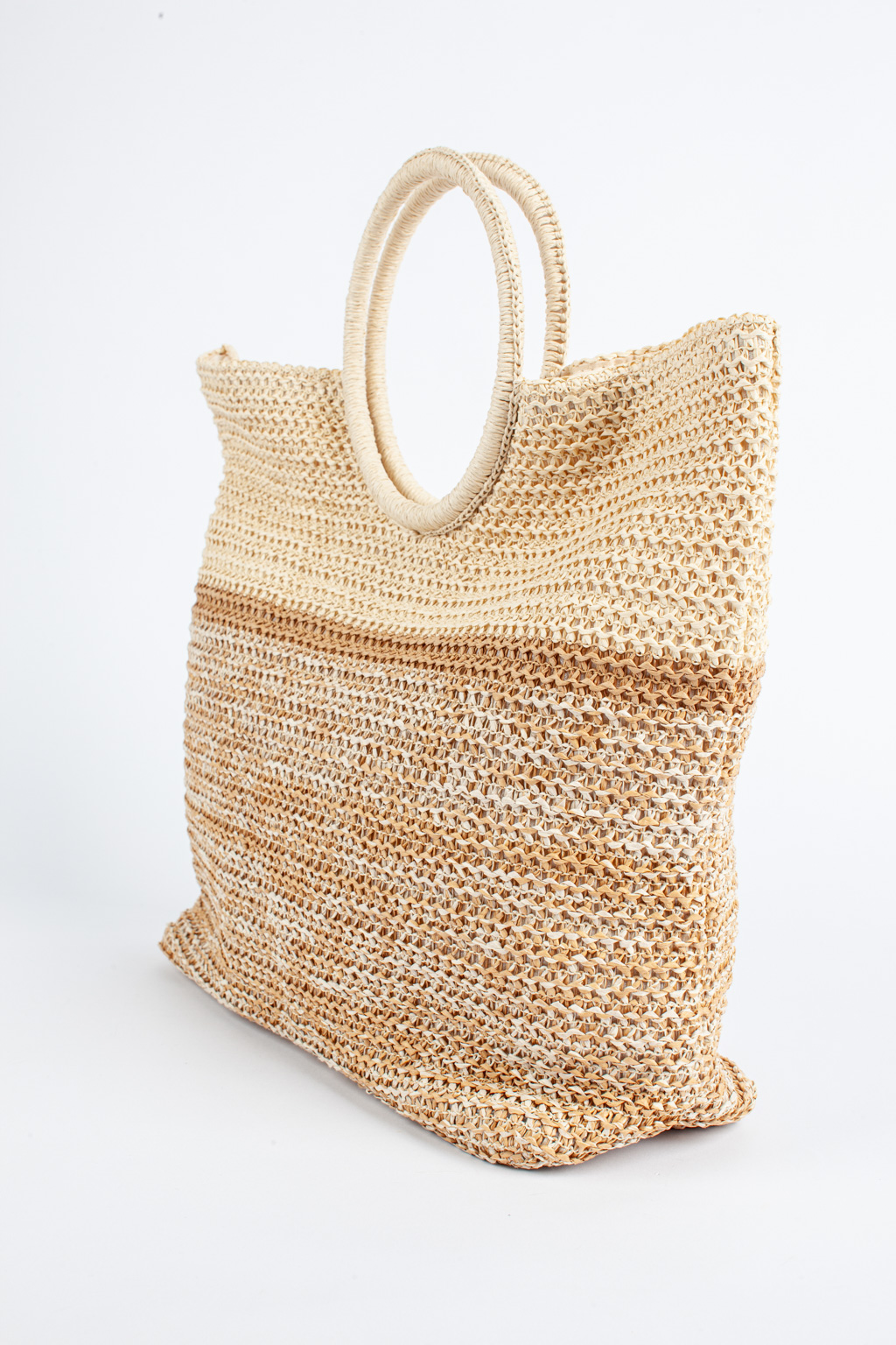 Плетеная сумка из качественной целлюлозы создана для настоящих ценительниц стиля и практичности. Нежная бежево-коричневая расцветка напоминает о легкости пляжной атмосферы. Вместительного размера сумка имеет внутренний кармашек, тканевый подклад и закрывается на кнопку. Круглая ручка обеспечивает комфортное ношение в руке, на запястье или логтевом сгибе. Размеры 30*22*37 см