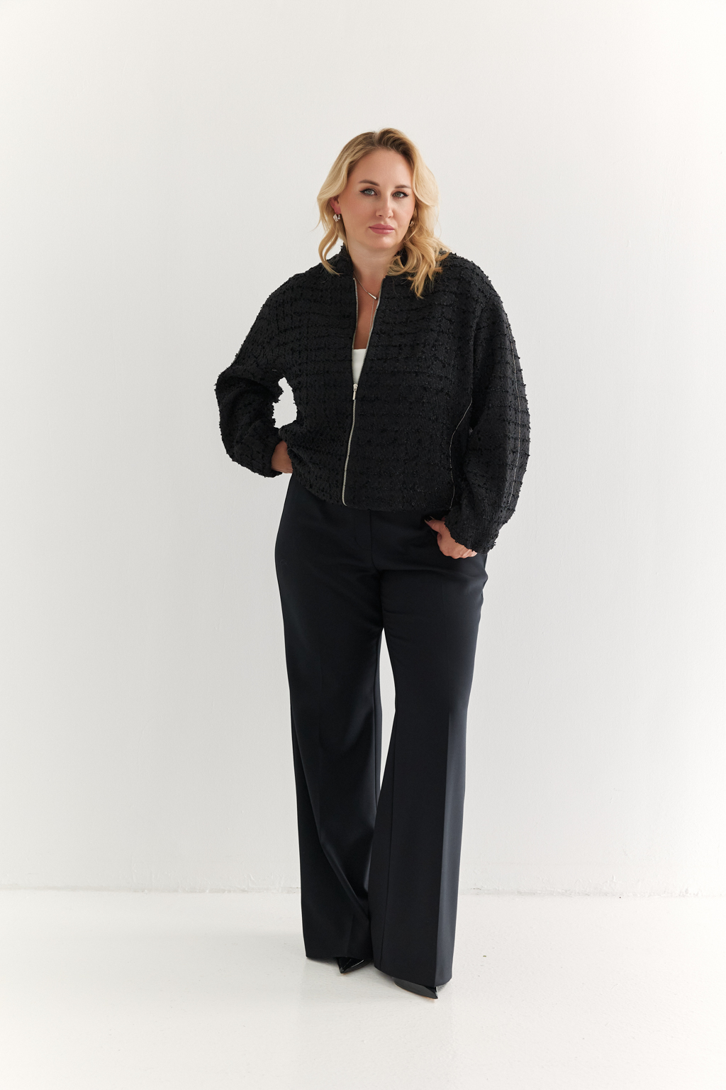 Бомбер в стиле Шанель свободного кроя на молнии и резинке по низу. Декоративная бисерная тесьма по рукавам и полочке. Идеально дополнит любой вечерний образ. Полиэстеровая ткань, из котрой выполнена модель,  практична  в уходе, устойчива к износу, долго сохраняет яркость цвета. Преимущества ткани: твид премиального качества. Мягкая фактурная поверхность выглядит благородно и современно. Ткань держит форму и устойчива к деформации, мягкая и приятная к телу.