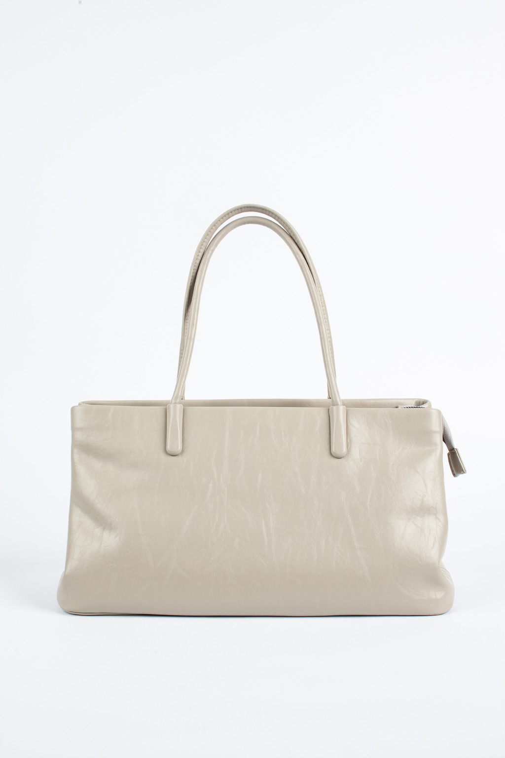 Сумка в нежном серо-бежевом цвете является незаменимым аксессуаром базового гардероба. Аксессуар выполнен из высококачественной мягкой эко-кожи, которая отличается повышенной износостойкостью. Сумка закрывается на металлическую молнию и имеет удобные ручки. В комплекте также есть съемный регулируемый ремешок. Размеры:36x13x20 см