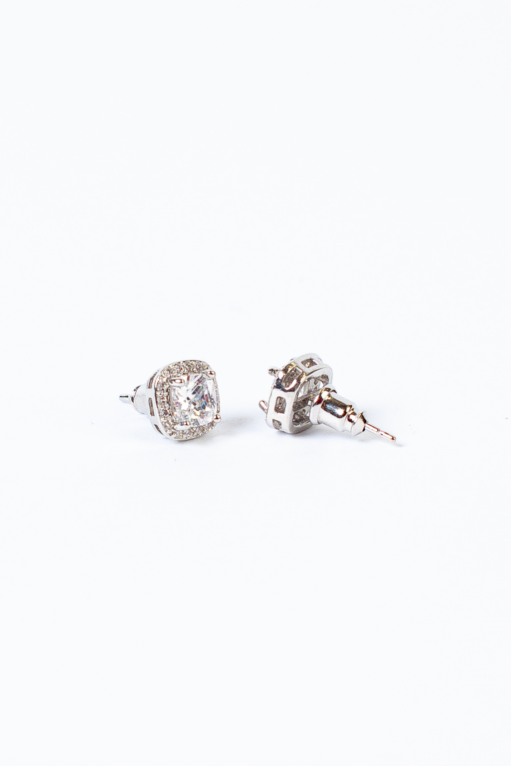 Серьги-гвоздики квадратные с прозрачным кристаллом. Классический дизайн прекрасно дополнит образ, подчеркнув Ваш вкус и женственность. Размер: 9х9х5мм