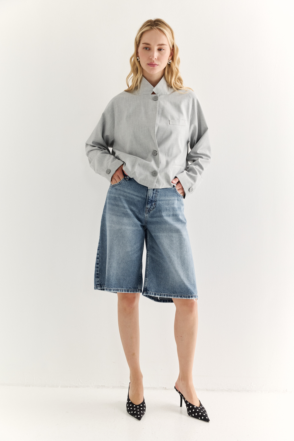 Широкие женские джинсовые шорты ниже колена из легкого денима в синем цвете. Эффект легкой потертости придаст образам расслабленности.