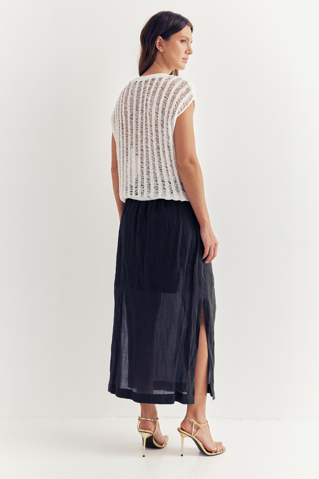 Универсальная прямая юбка отличается свободой кроя, позволяющей создать на её поверхности неповторимый крэш-эффект. Изготовленная из стопроцентной крапивы цвета деним, она обладает уникальной текстурой и естественной элегантностью. Эластичный пояс и разрезы в боковых швах обеспечивают оптимальный комфорт и удобство в движении. Эта юбка станет идеальным дополнением к жакетам из крапивы, льна и хлопка, а также прекрасно сочетается с трикотажными топами, создавая гармоничный и стильный образ. Для сохранения безупречного внешнего вида рекомендуется хранить платье в свернутом виде.