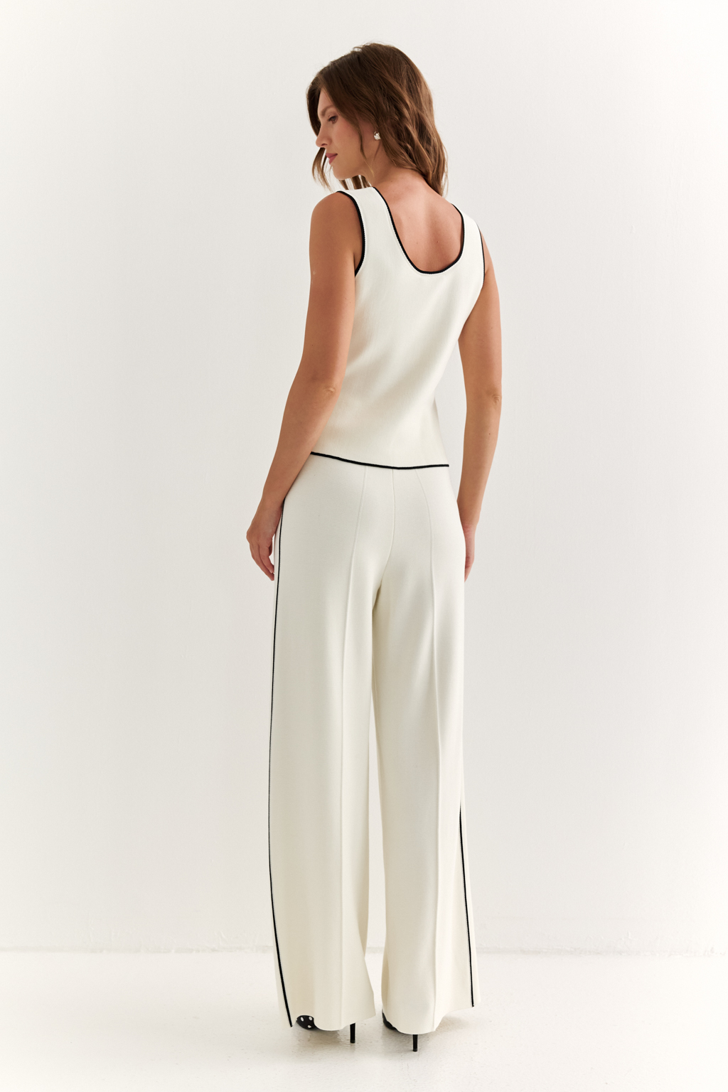 Брюки прямого силуэта со стрелкой и контрастным лампасом.