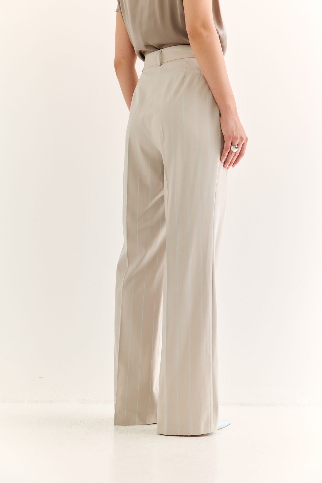 Классические брюки: основа уверенного гардероба. Брюки прямого силуэта с высокой посадкой — это безупречная база, которая работает в любом образе. Чёткие стрелки визуально вытягивают ноги. Идеальны для сочетания с жакетами, блузами, рубашками или трикотажем. Актуальны в деловом комплекте и легко вписываются в повседневный стиль. Брюки, в которых комфорт сочетается с точностью.