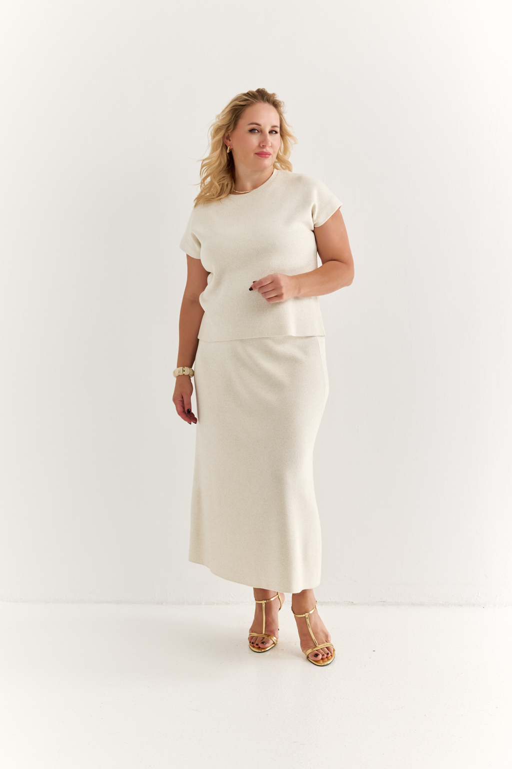 Блуза со спущенным плечом без рукавов, с круглым вырезом, свободного кроя.