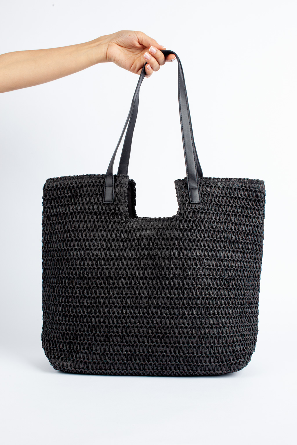 Функциональная и стильная сумка из целлюлозы непременно станет отличным дополнением к вашему летнему образу. Вместительная пляжная сумка идеально подойдет для прогулок по городу и отдыха на пляже. Благодаря большому размеру сумки можно удобно разместить все необходимые вещи. Плетеная соломенная текстура и натуральный материал черного цвета придаст образу летнее настроение. Сумка закрывается на прочную магнитную кнопку. Размеры 35*15*28 см