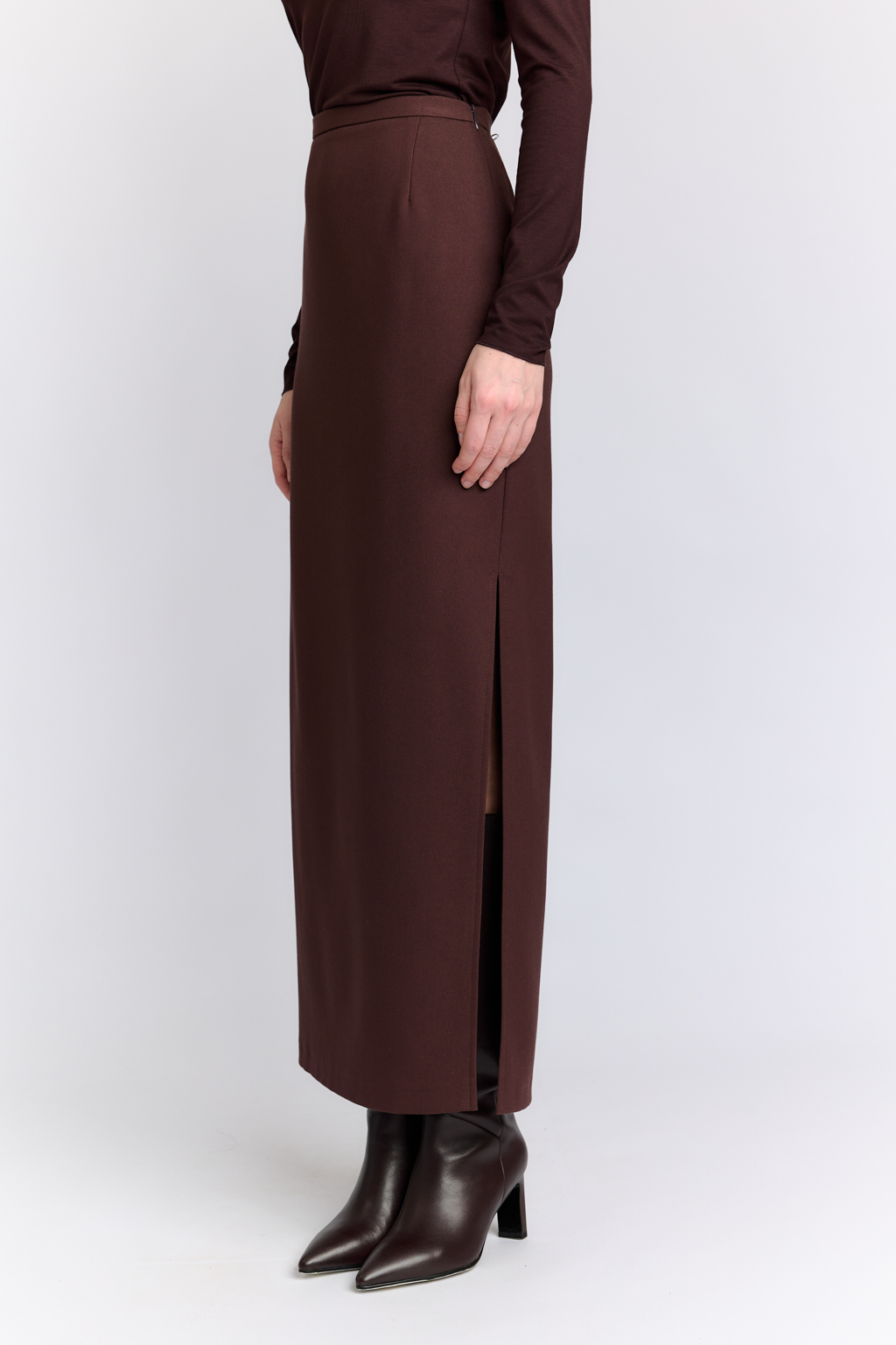 Юбка макси с разрезом в диагональную выработку в цвете бургунди