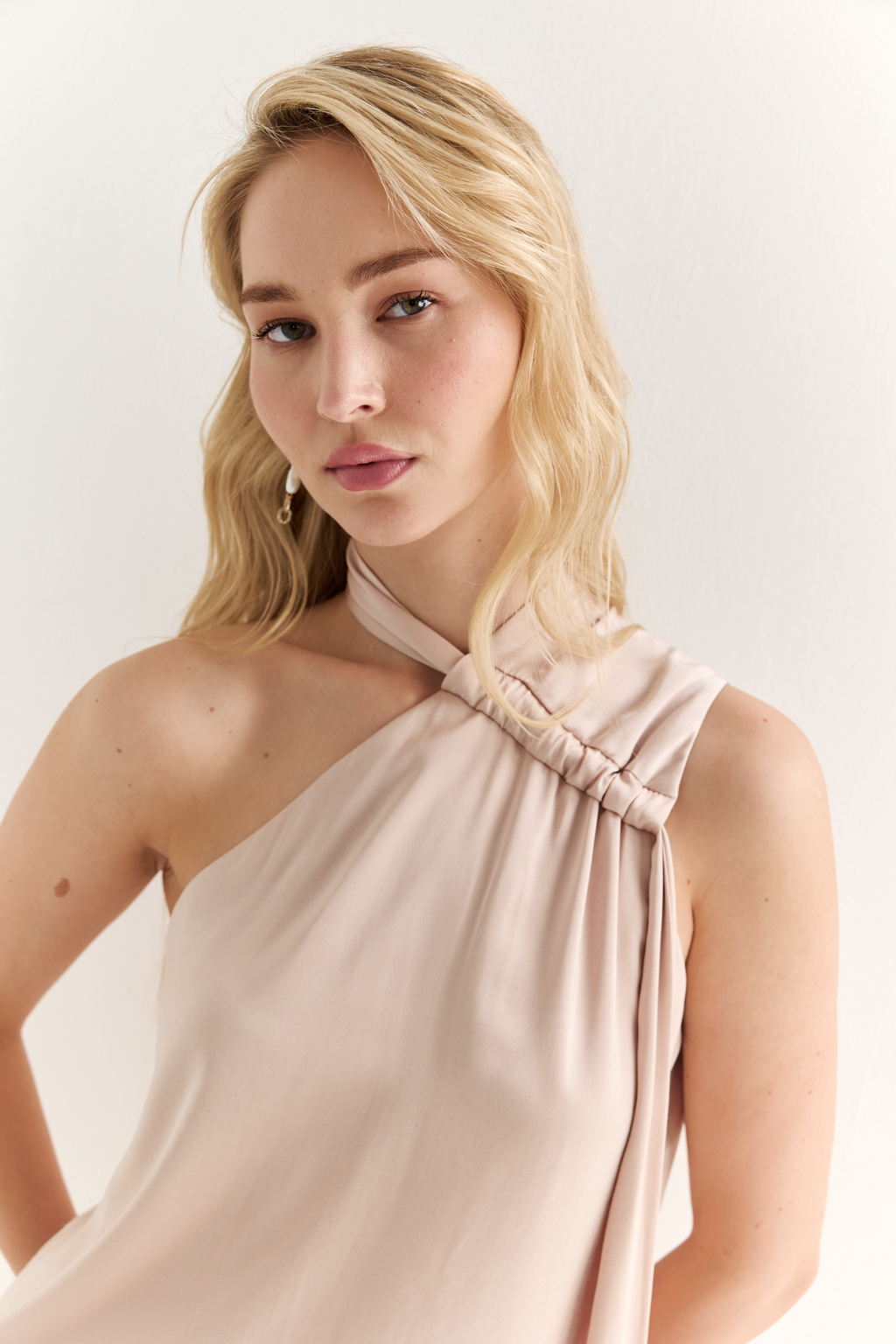 Топ с ассиметричной завязкой переходящей в шарф