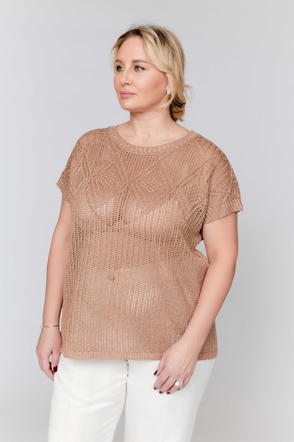 Джемпер без рукавов свободного кроя с круглым вырезом.