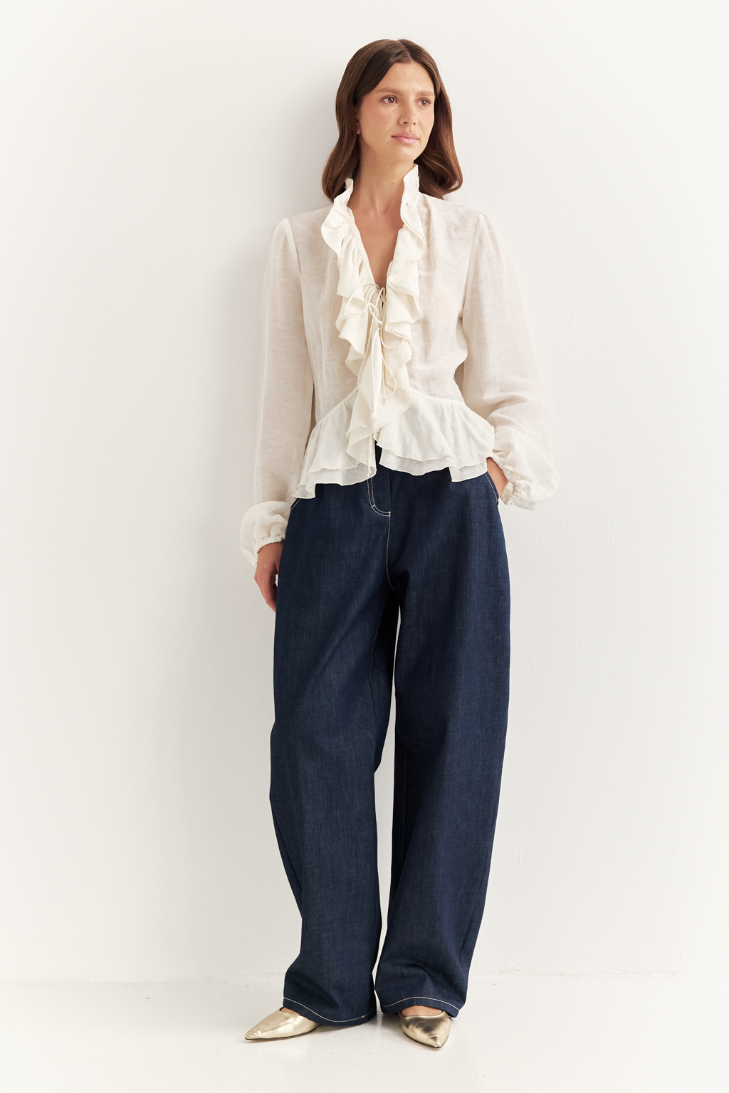 Блуза, выполненная в стиле бохо-шик, предстает в нежном и трендовом оттенке словочного масла. Ткань, сотканная из льна и вискозы, дарит ощущение легкости. Рюши изящно обрамляют борт и низ изделия, втачной рукав, слегка расширяющийся книзу, завершается мягким объемным манжетом. Блуза завязывается на шнуры-рулики.  Создавайте из этой блузы романтические образы, используйте ее также как второй слой для  многослойного сложного образа.