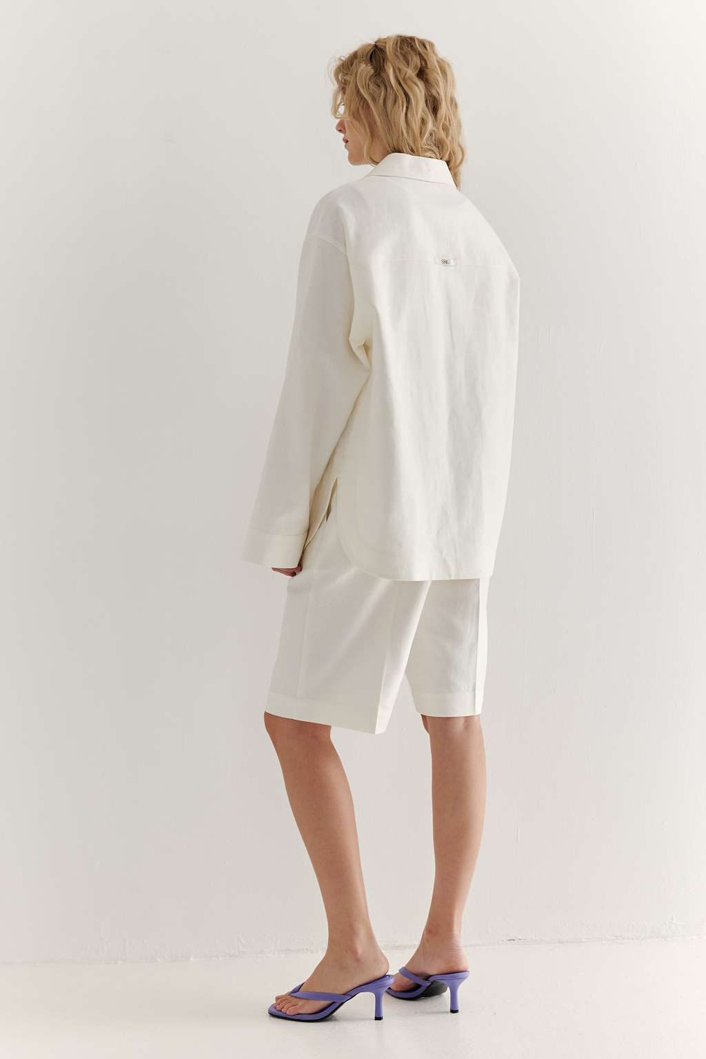 Парка-рубашка, выполненная из стопроцентного льна с диагональной выработкой, представляет собой прекрасный второй слой для летних образов. Скроенная по лекалам классической мужской рубашки, эта модель украшена 3D вышивкой, имитирующей накладные карманы. Планка с застежкой на пуговицы, рубашечный воротник со стойкой, широкие манжеты рукавов, кокетка спинки и вырезы внизу боковых швов подчеркивают уникальный дизайн этой модели. Завершает образ вышивка-слоган новой коллекции, расположенная на воротнике.