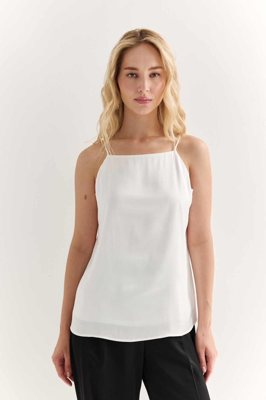 Топ на бретелях прямого силуэта с прямым вырезом горловины